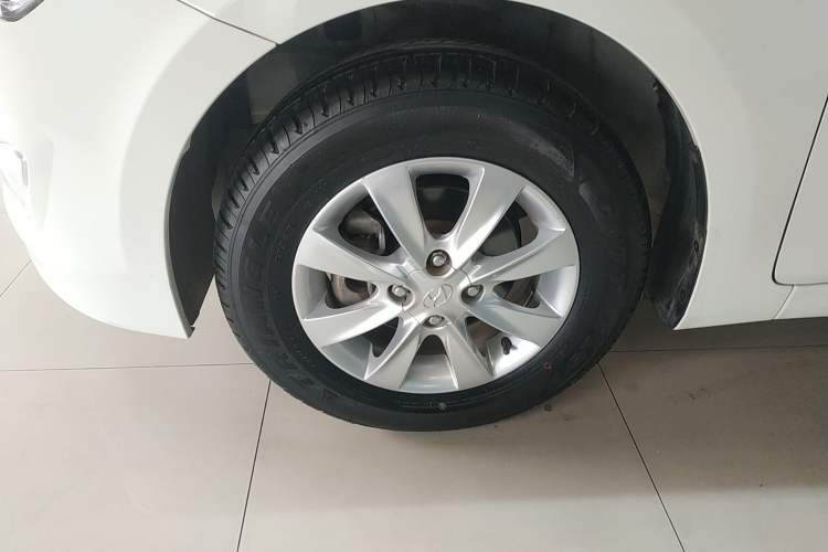 Used Hyundai Verna (older generation) 2014 1.4L Manual Smart GLS Trim Left Front Wheel Hub