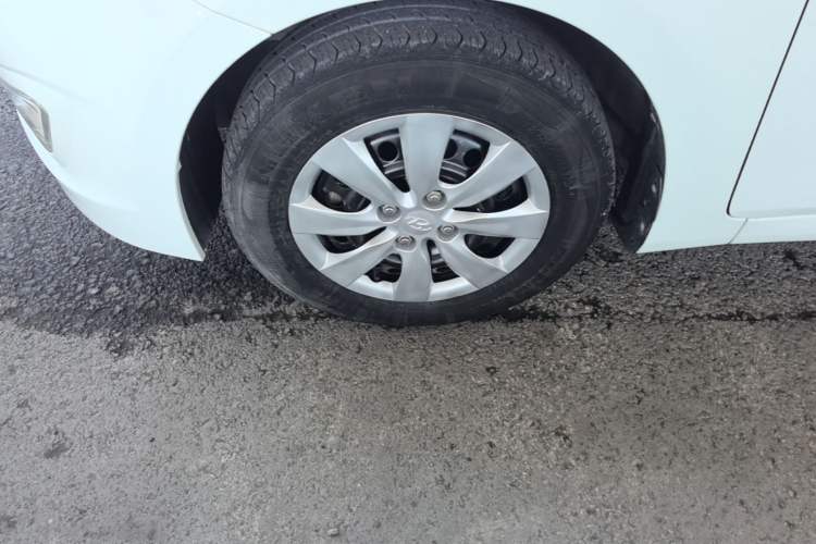 Used Hyundai Verna (older generation) 2014 1.4L Manual Smart GLS Trim Left Front Wheel Hub