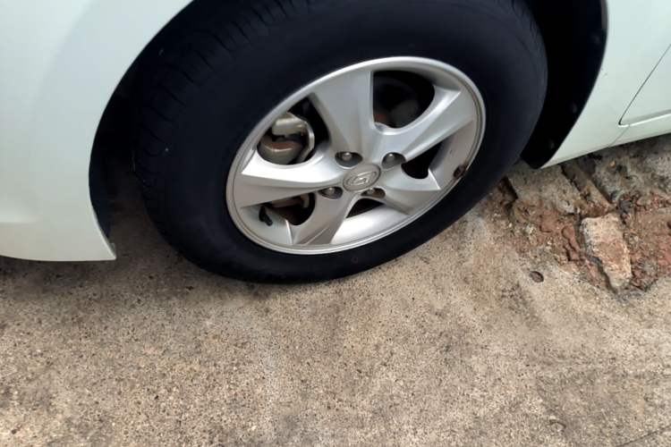 Used Hyundai Verna (older generation) 2014 1.4L Automatic Smart GLS Left Front Wheel Hub