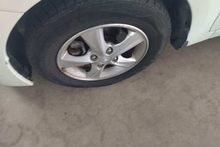 Used Hyundai Verna (older generation) 2014 1.4L Automatic Smart GLS Left Front Wheel Hub