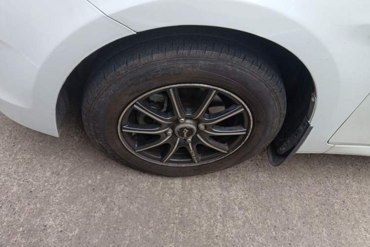 Used Hyundai Verna (older generation) 2014 1.4L Manual Smart GLS Trim Left Front Wheel Hub