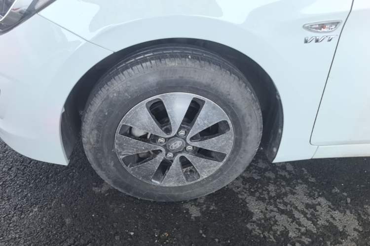 Used Hyundai Verna (older generation) 2014 1.4L Manual Smart GLS Trim Left Front Wheel Hub