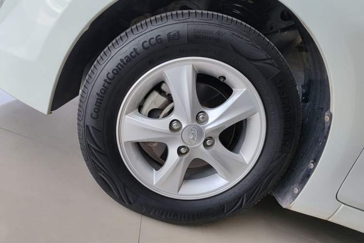 Used Hyundai Verna (older generation) 2014 1.4L Automatic Smart GLS Left Front Wheel Hub