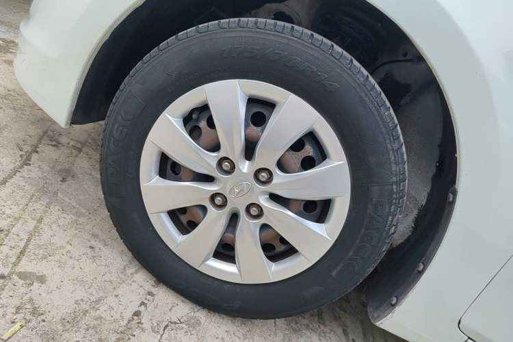 Used Hyundai Verna (older generation) 2014 1.4L Manual Smart GLS Trim Left Front Wheel Hub