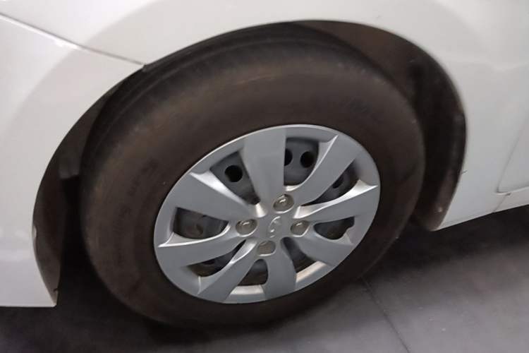Used Hyundai Verna (older generation) 2014 1.4L Manual Smart GLS Trim Left Front Wheel Hub