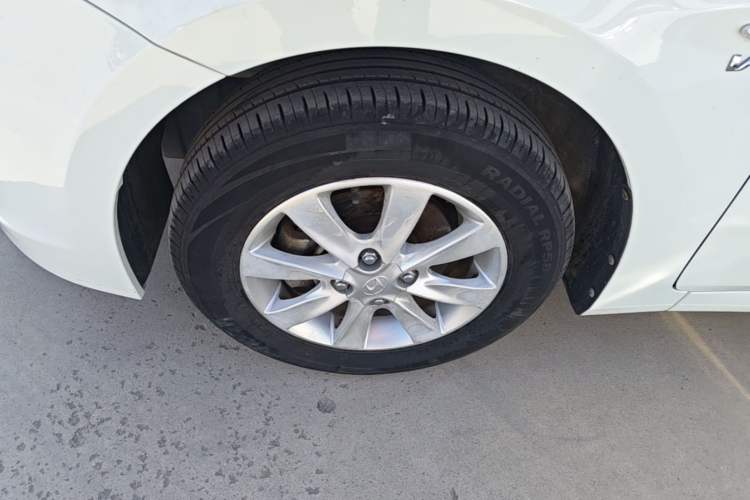 Used Hyundai Verna (older generation) 2014 1.4L Manual Smart GLS Trim Left Front Wheel Hub