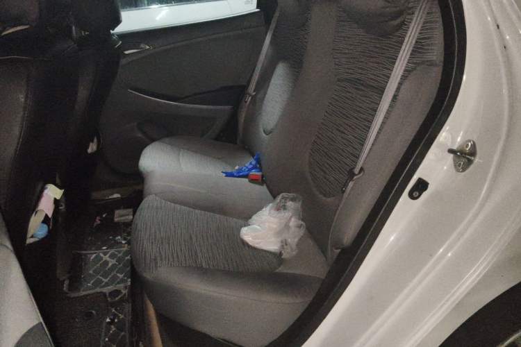 Used Hyundai Verna (older generation) 2014 1.4L Automatic Leading-Edge GLX Left Rear Seat