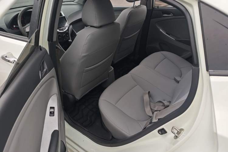 Used Hyundai Verna (older generation) 2014 1.4L Automatic Leading-Edge GLX Left Rear Seat