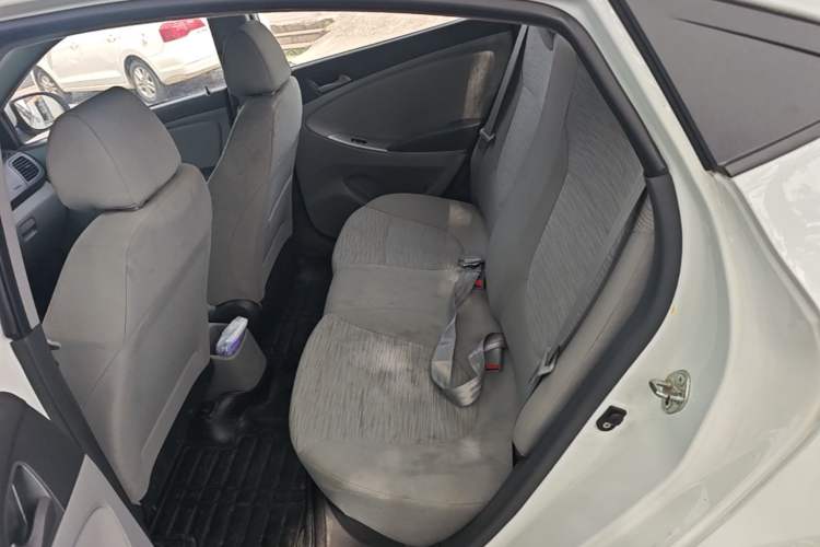 Used Hyundai Verna (older generation) 2014 1.4L Automatic Leading-Edge GLX Left Rear Seat