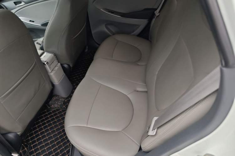 Used Hyundai Verna (older generation) 2014 1.4L Automatic Leading-Edge GLX Left Rear Seat