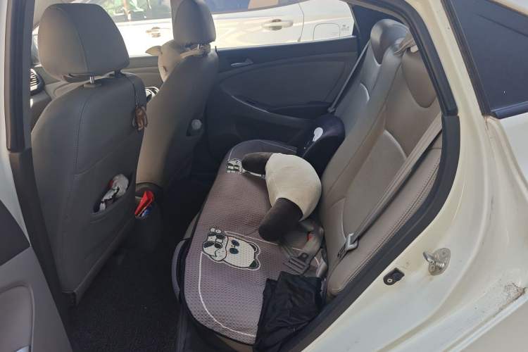 Used Hyundai Verna (older generation) 2014 1.4L Automatic Leading-Edge GLX Left Rear Seat