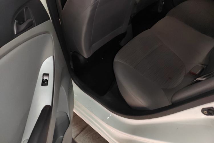 Used Hyundai Verna (older generation) 2014 1.4L Automatic Leading-Edge GLX Left Rear Seat