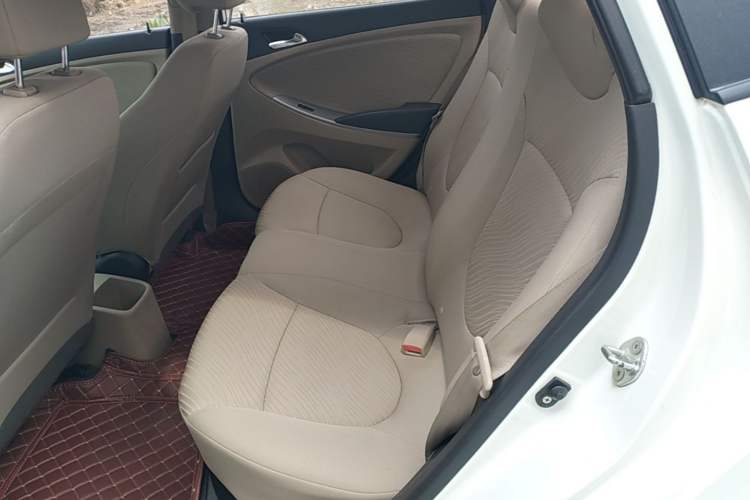 Used Hyundai Verna (older generation) 2014 1.4L Manual Top-Tier Model TOP Left Rear Seat