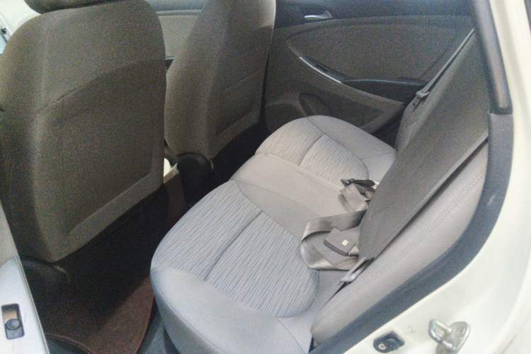 Used Hyundai Verna (older generation) 2014 1.4L Automatic Leading-Edge GLX Left Rear Seat