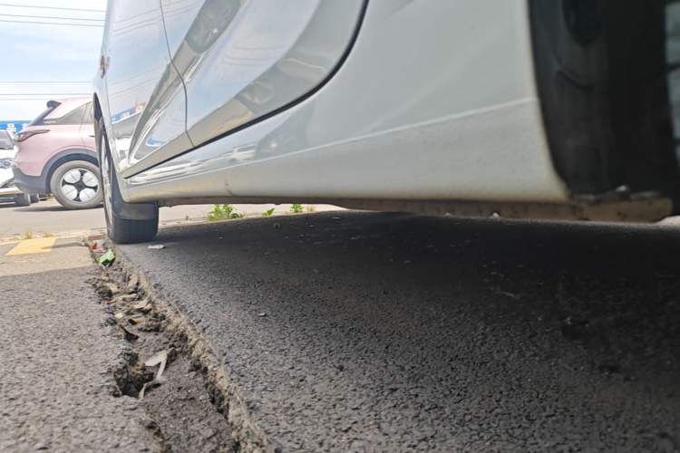 Used Hyundai Verna (older generation) 2014 1.4L Manual Smart GLS Trim Left Side Sill