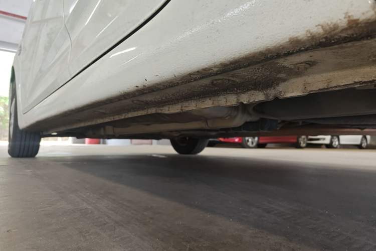 Used Hyundai Verna (older generation) 2014 1.4L Automatic Smart GLS Left Side Sill