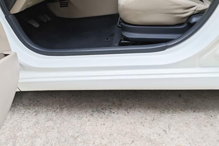 Used Hyundai Verna (older generation) 2014 1.4L Manual Smart GLS Trim Left Side Sill