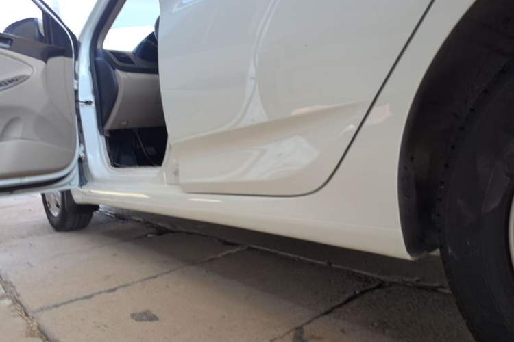 Used Hyundai Verna (older generation) 2014 1.4L Manual Smart GLS Trim Left Side Sill