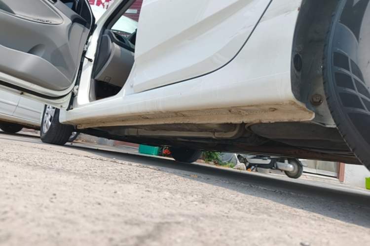 Used Hyundai Verna (older generation) 2014 1.4L Manual Smart GLS Trim Left Side Sill