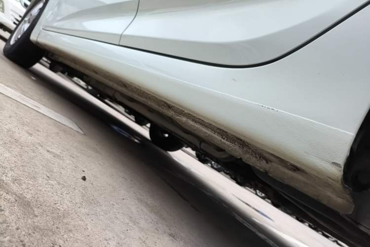 Used Hyundai Verna (older generation) 2014 1.4L Automatic Smart GLS Left Side Sill