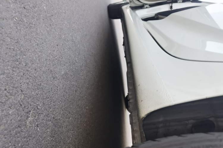 Used Hyundai Verna (older generation) 2014 1.4L Manual Smart GLS Trim Left Side Sill