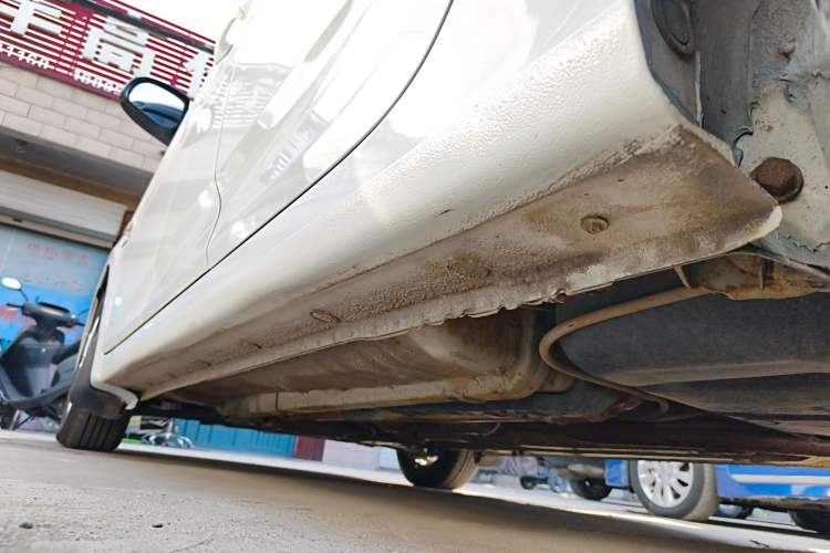 Used Hyundai Verna (older generation) 2014 1.4L Manual Smart GLS Trim Left Side Sill