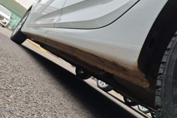 Used Hyundai Verna (older generation) 2014 1.4L Manual Smart GLS Trim Left Side Sill