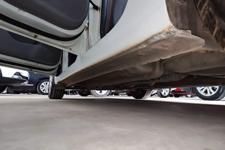 Used Hyundai Verna (older generation) 2014 1.4L Manual Smart GLS Trim Left Side Sill