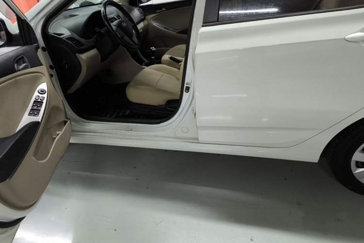 Used Hyundai Verna (older generation) 2014 1.4L Manual Smart GLS Trim Left Side Sill