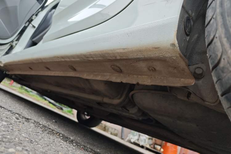 Used Hyundai Verna (older generation) 2014 1.4L Manual Top-Tier Model TOP Left Side Sill