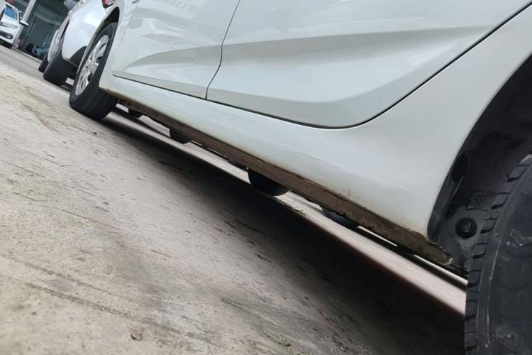 Used Hyundai Verna (older generation) 2014 1.4L Manual Smart GLS Trim Left Side Sill
