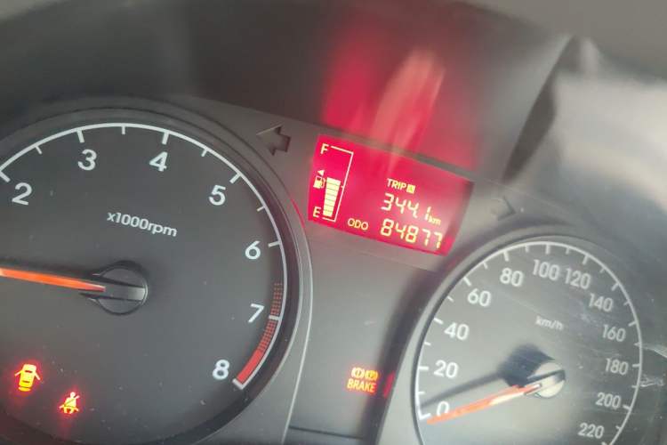 Used Hyundai Verna (older generation) 2014 1.4L Manual Top-Tier Model TOP Odometer Close Up