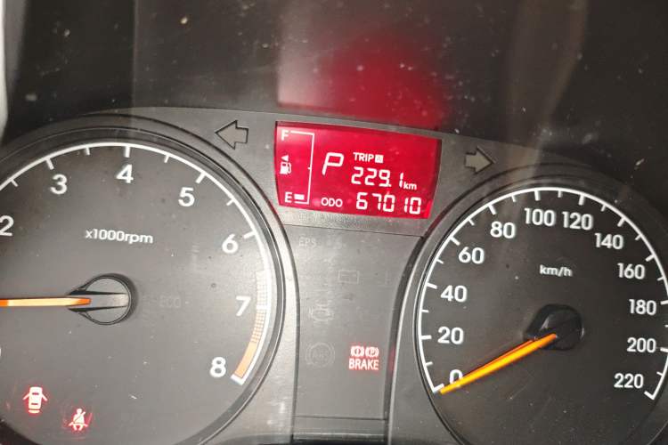 Used Hyundai Verna (older generation) 2014 1.4L Automatic Smart GLS Odometer Close Up