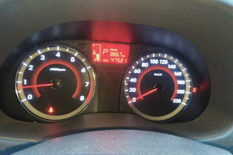 Used Hyundai Verna (older generation) 2014 1.4L Automatic Leading-Edge GLX Odometer Close Up
