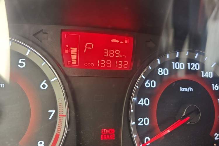 Used Hyundai Verna (older generation) 2014 1.4L Automatic Leading-Edge GLX Odometer Close Up