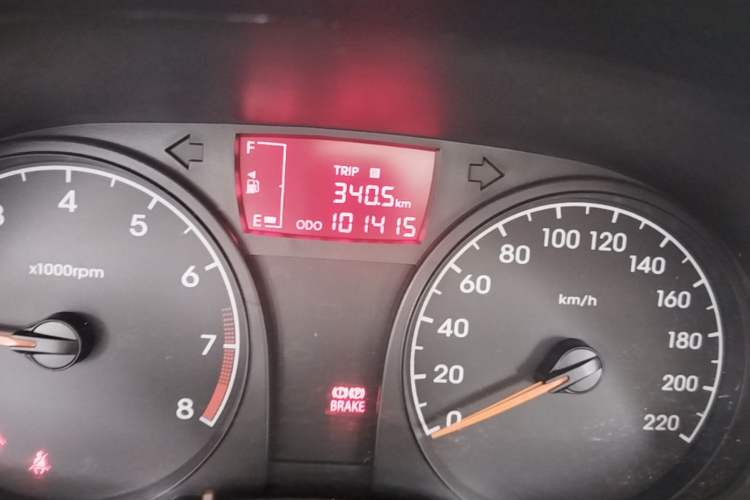 Used Hyundai Verna (older generation) 2014 1.4L Manual Smart GLS Trim Odometer Close Up