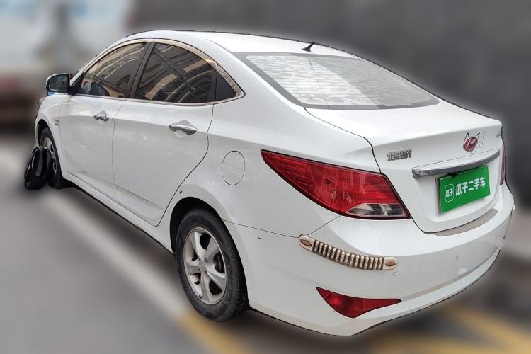 Used Hyundai Verna (older generation) 2014 1.4L Automatic Leading-Edge GLX Rear Left 45 Deg
