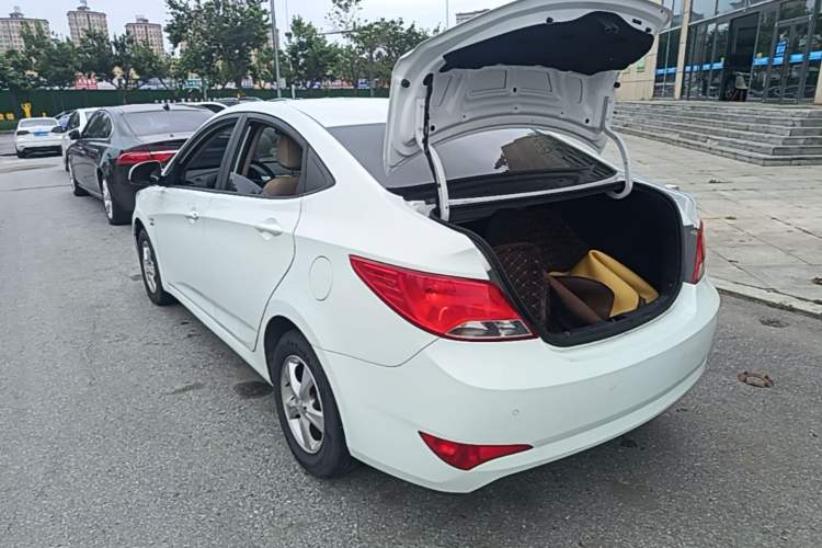 Used Hyundai Verna (older generation) 2014 1.4L Automatic Smart GLS Rear Left 45 Deg