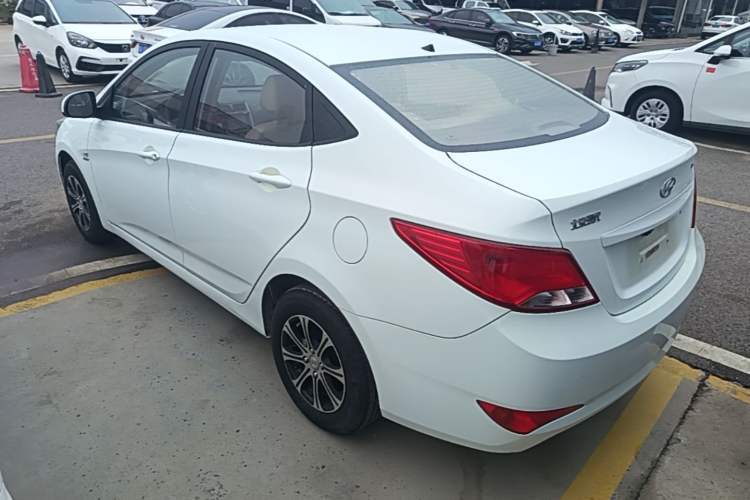 Used Hyundai Verna (older generation) 2014 1.4L Manual Smart GLS Trim Rear Left 45 Deg