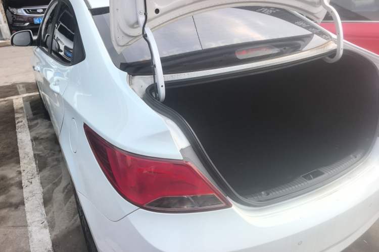 Used Hyundai Verna (older generation) 2014 1.4L Manual Smart GLS Trim Rear Left 45 Deg