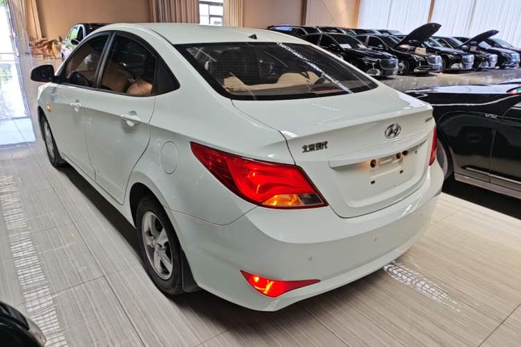 Used Hyundai Verna (older generation) 2014 1.4L Manual Smart GLS Trim Rear Left 45 Deg