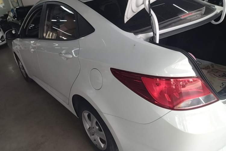 Used Hyundai Verna (older generation) 2014 1.4L Automatic Smart GLS Rear Left 45 Deg