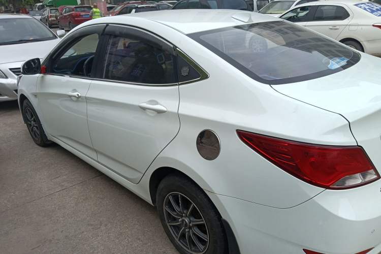 Used Hyundai Verna (older generation) 2014 1.4L Manual Smart GLS Trim Rear Left 45 Deg
