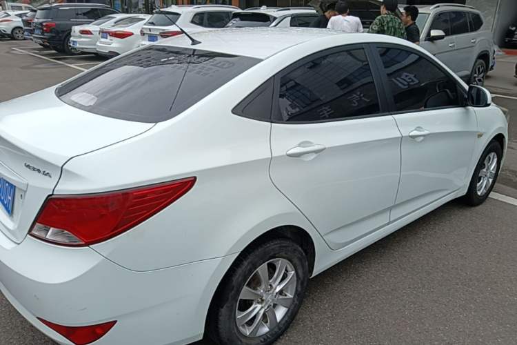Used Hyundai Verna (older generation) 2014 1.4L Manual Smart GLS Trim Rear Right 45 Deg