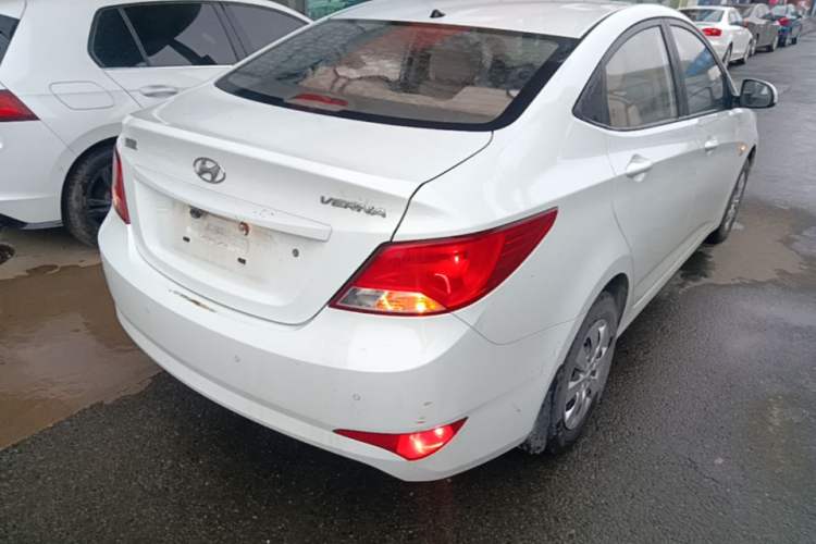 Used Hyundai Verna (older generation) 2014 1.4L Manual Smart GLS Trim Rear Right 45 Deg