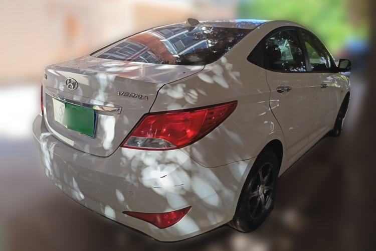 Used Hyundai Verna (older generation) 2014 1.4L Automatic Leading-Edge GLX Rear Right 45 Deg