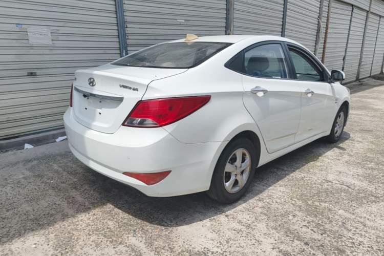 Used Hyundai Verna (older generation) 2014 1.4L Automatic Leading-Edge GLX Rear Right 45 Deg