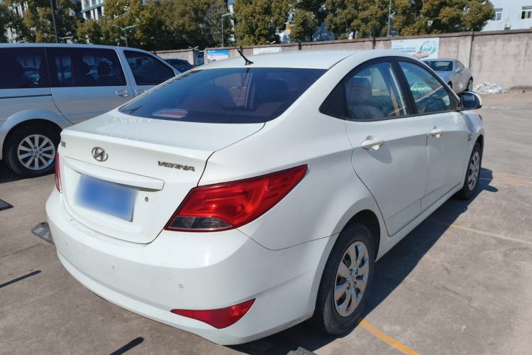 Used Hyundai Verna (older generation) 2014 1.4L Manual Smart GLS Trim Rear Right 45 Deg