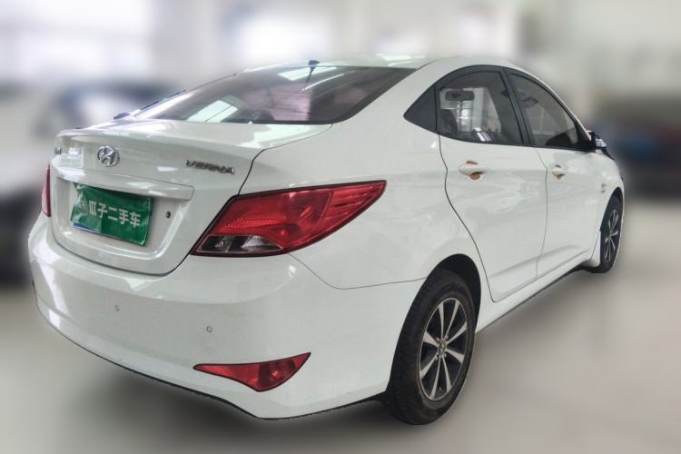Used Hyundai Verna (older generation) 2014 1.4L Manual Smart GLS Trim Rear Right 45 Deg