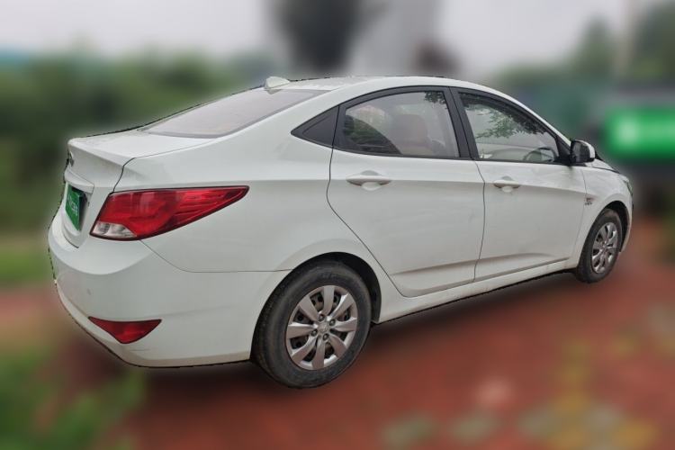 Used Hyundai Verna (older generation) 2014 1.4L Manual Smart GLS Trim Rear Right 45 Deg